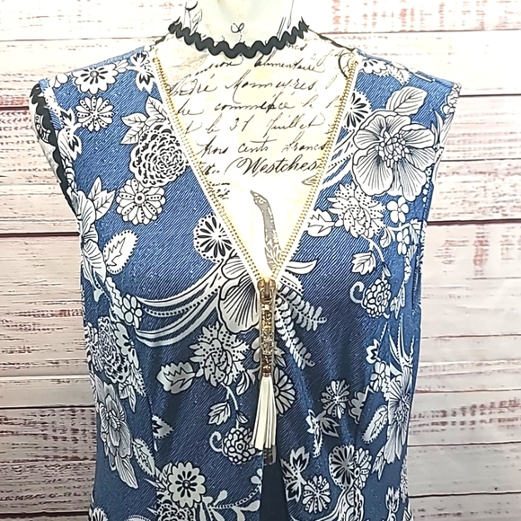 Papillon sleeveless zipper front tank - Picture 2 of 8